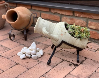 Stojan na ležaté amfory