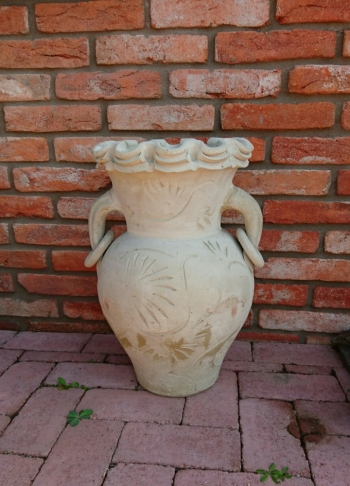 Amfora s vlnkami vyrezávaná 